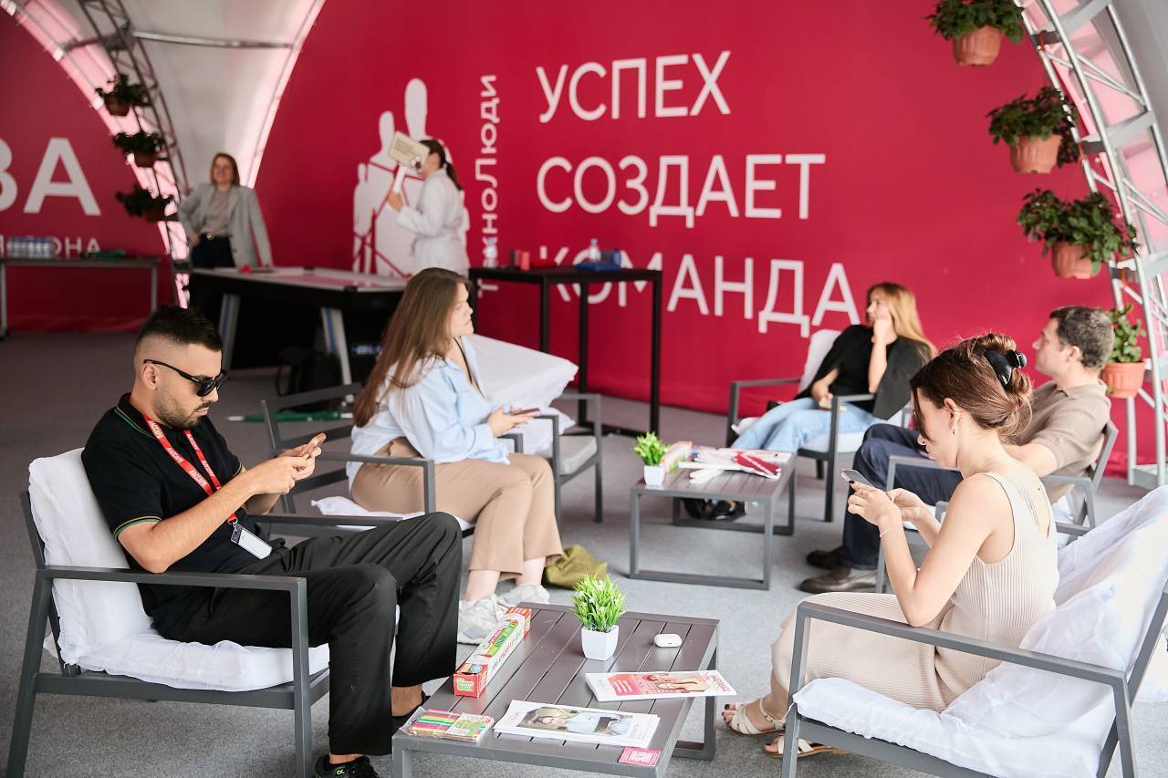 Зона релакса и соревнования по аэрохоккею: в ОЭЗ «Технополис Москва» открылась летняя площадка для отдыха