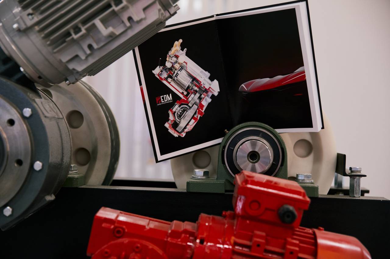 Книгу о современных технологиях электромобилестроения выпустили компания ОЭЗ Москвы и Московский Политех