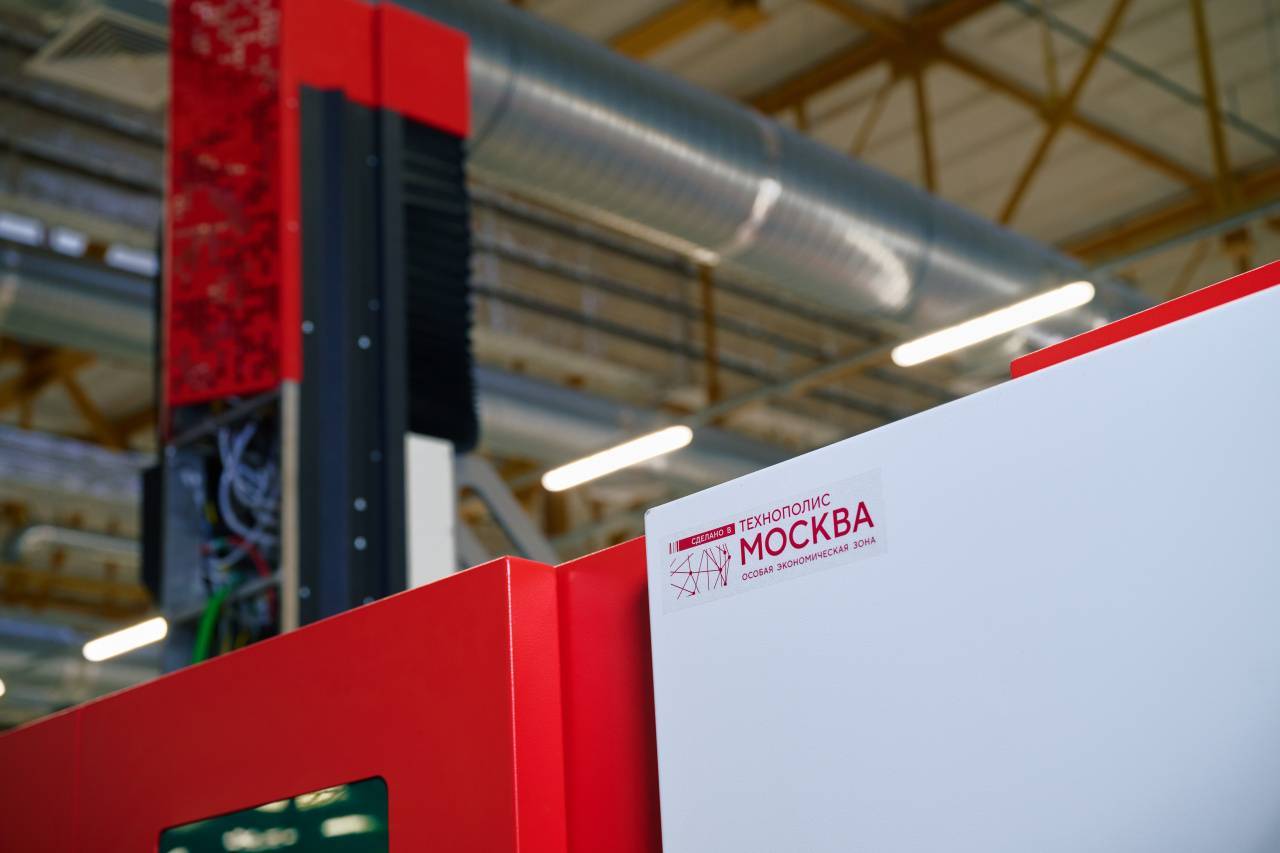 Новый станок резидента ОЭЗ Москвы режет металл на скорости до 300 метров в минуту