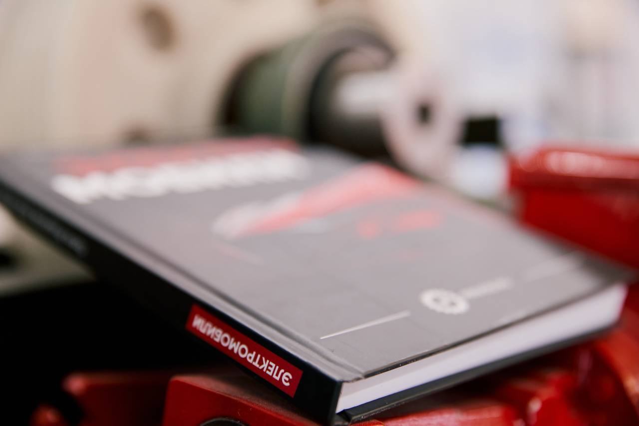 Книгу о современных технологиях электромобилестроения выпустили компания ОЭЗ Москвы и Московский Политех