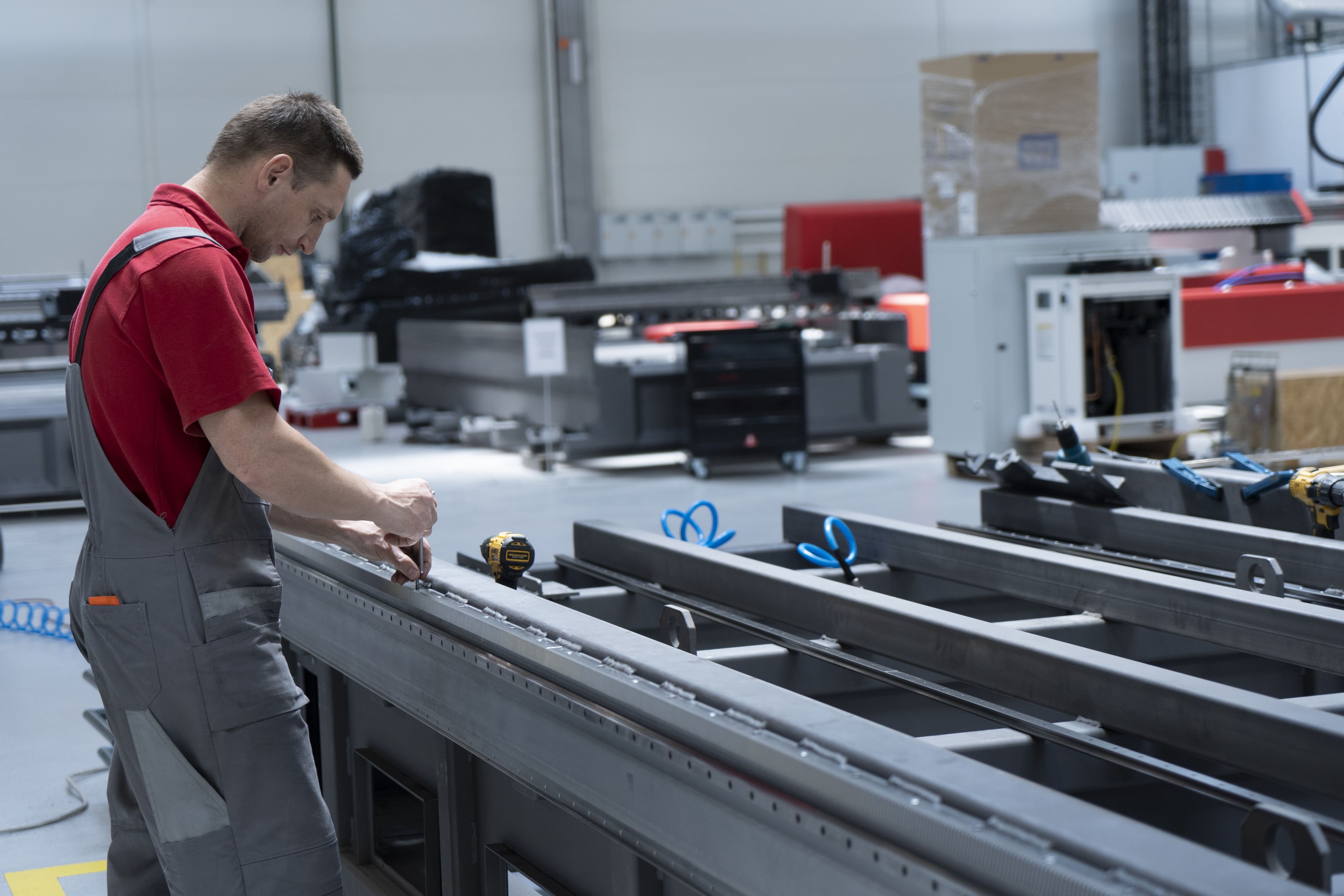 Столичная компания создала лазерный станок для обработки деталей газотурбинных двигателей