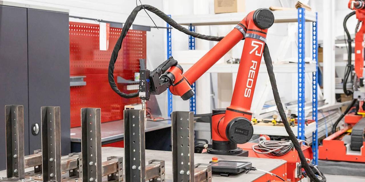 И сварщики, и грузчики: как роботы резидента ОЭЗ «Технополис Москва» помогают на столичных предприятиях