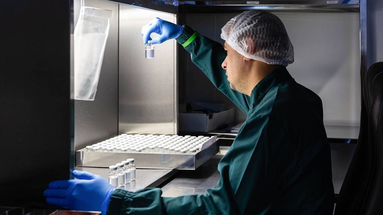 Собянин: В Москве запустили производство лекарства от 13 видов онкозаболеваний