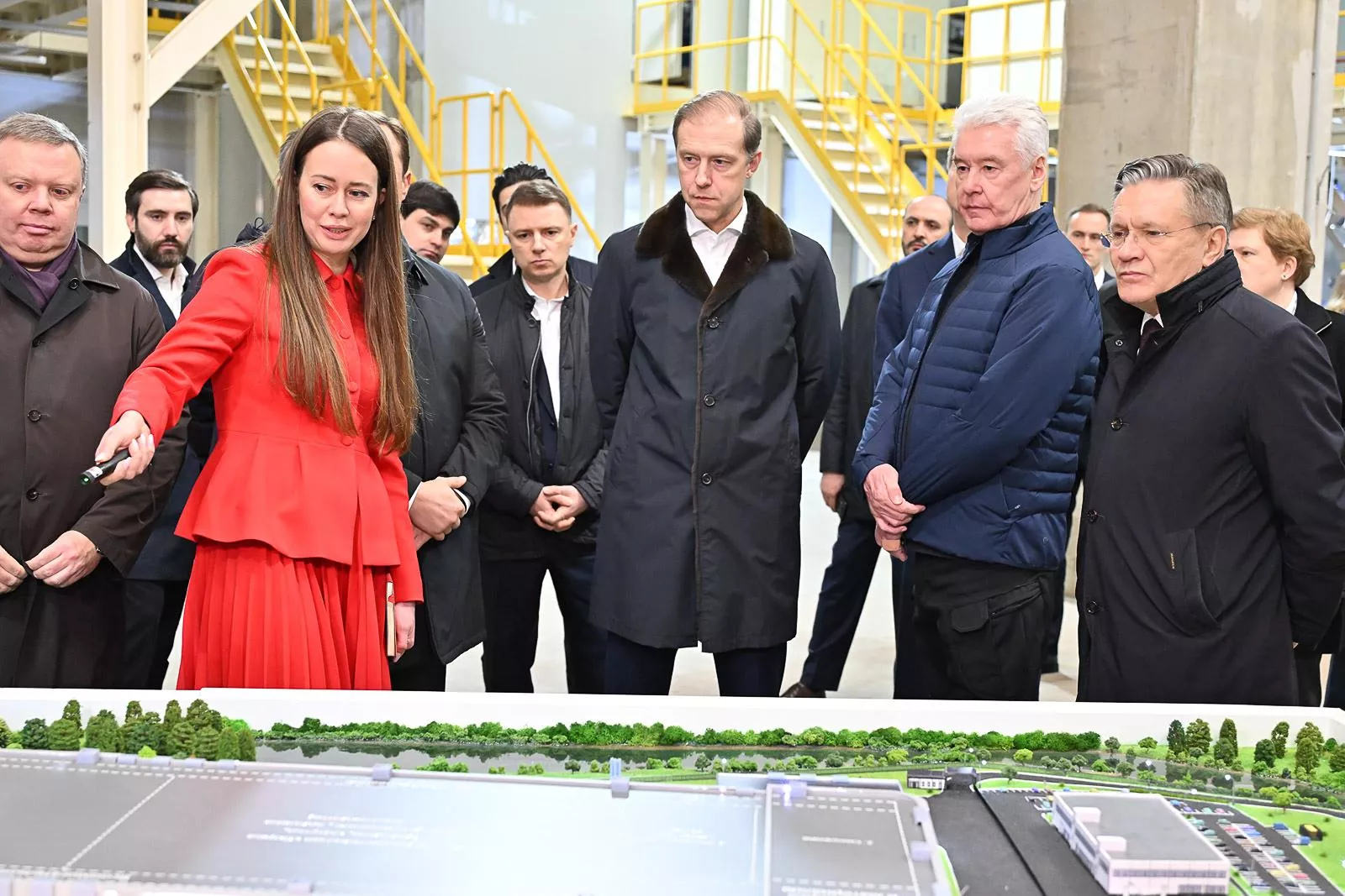 Сергей Собянин и Денис Мантуров оценили ход строительства крупнейших в России заводов по производству аккумуляторов