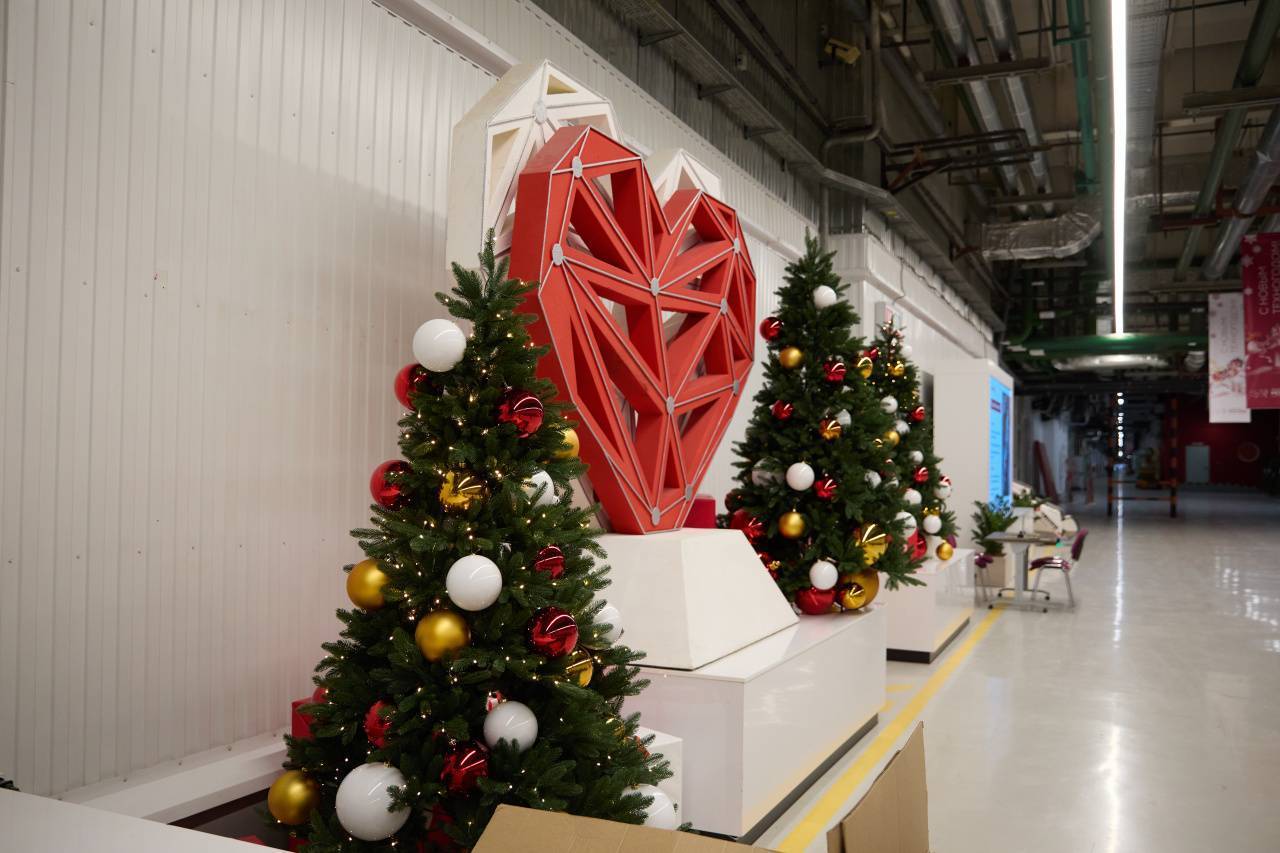 Площадки ОЭЗ «Технополис Москва» украсили к Новому году