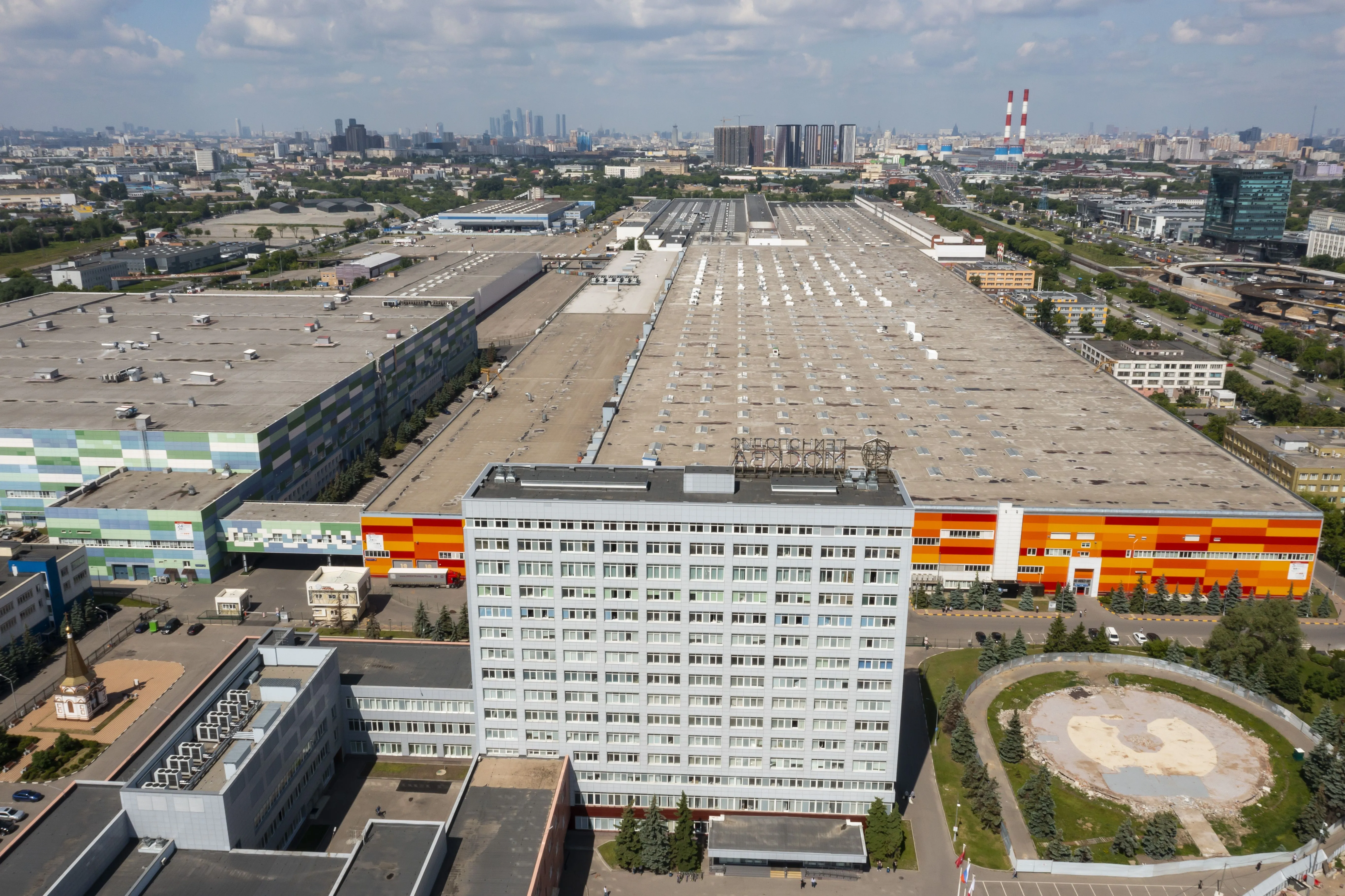 Резидент ОЭЗ Москвы представил на ПМЭФ-2025 новый автомат по продаже билетов