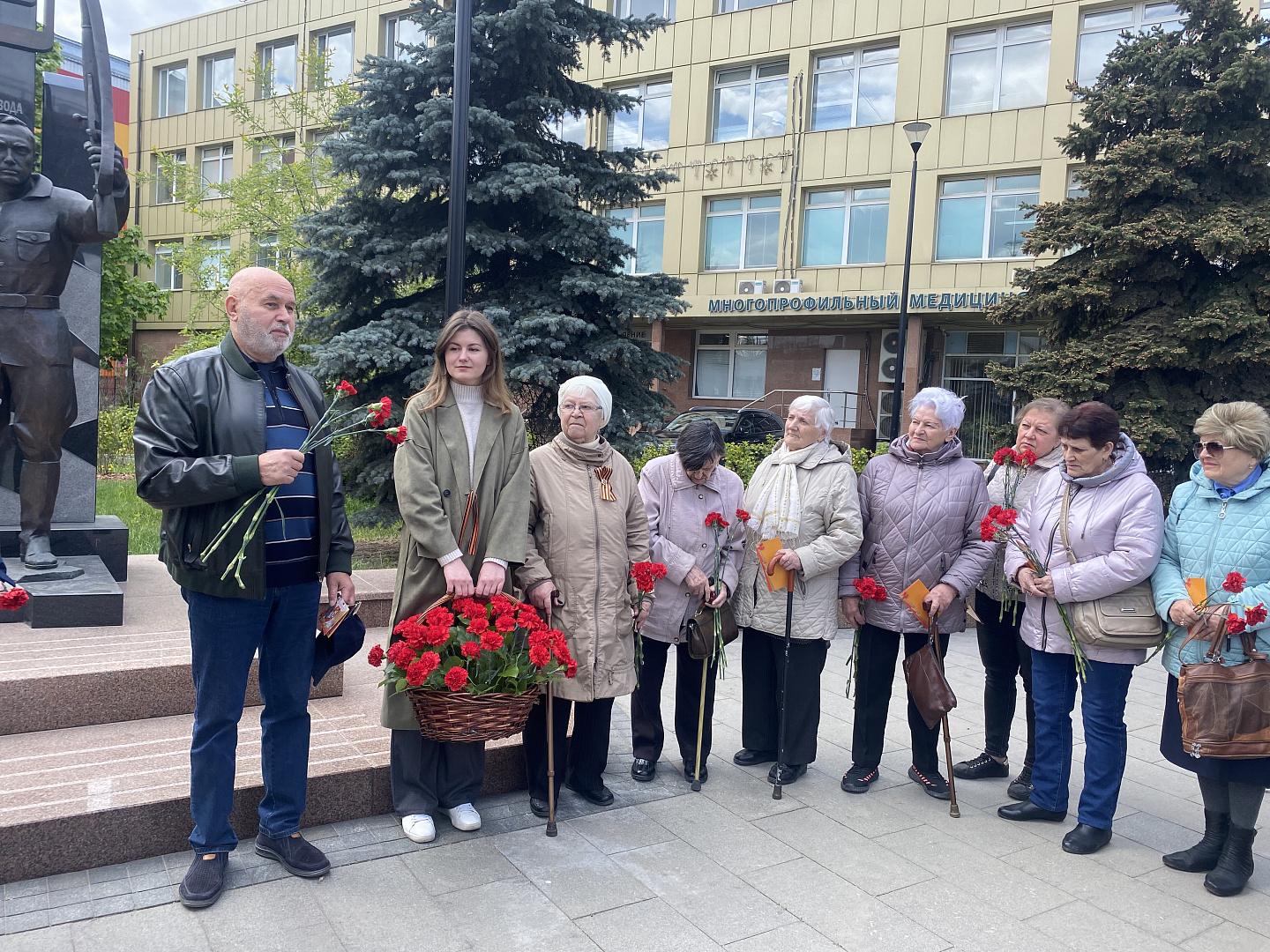 Возложение цветов к памятнику воинам-работникам автозавода «Москвич»